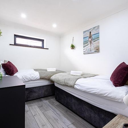 7 Guests - 4 Bedroom - Free Wi-Fi - Kettering Luaran gambar