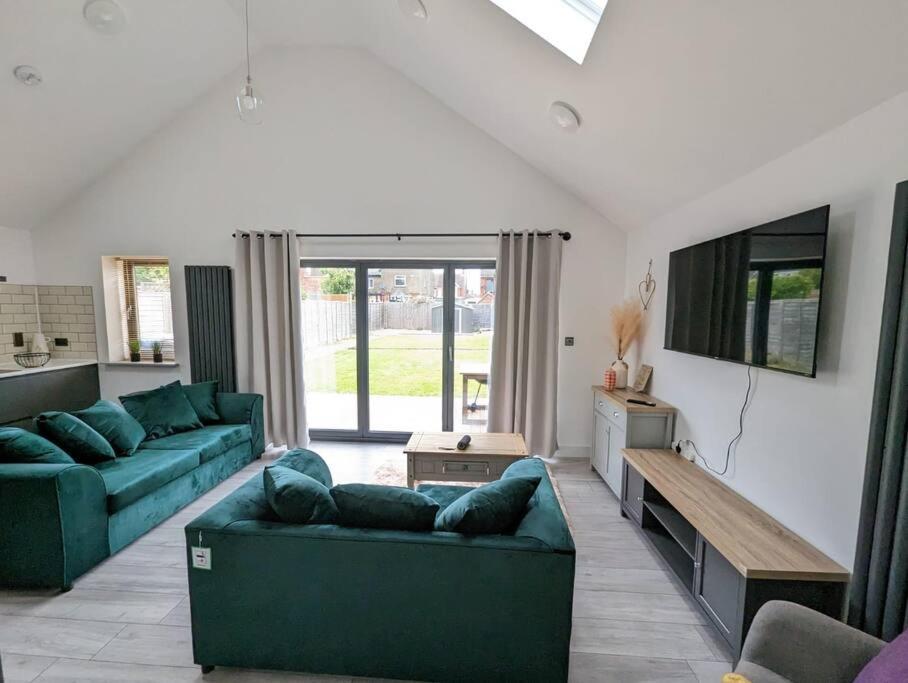 7 Guests - 4 Bedroom - Free Wi-Fi - Kettering Luaran gambar