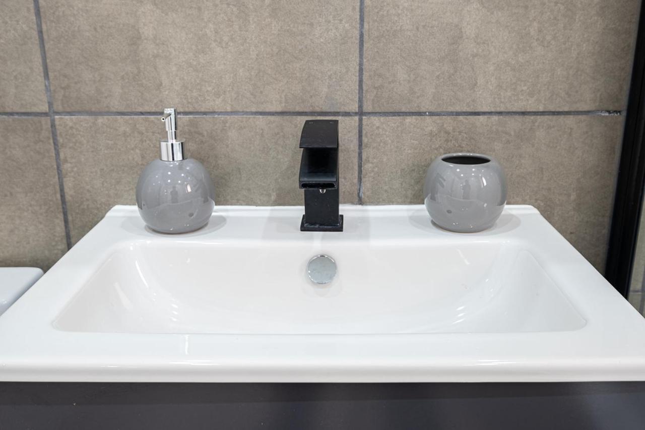 7 Guests - 4 Bedroom - Free Wi-Fi - Kettering Luaran gambar