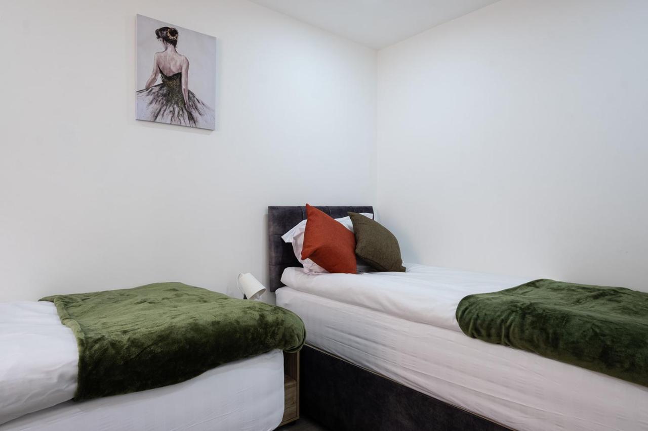 7 Guests - 4 Bedroom - Free Wi-Fi - Kettering Luaran gambar
