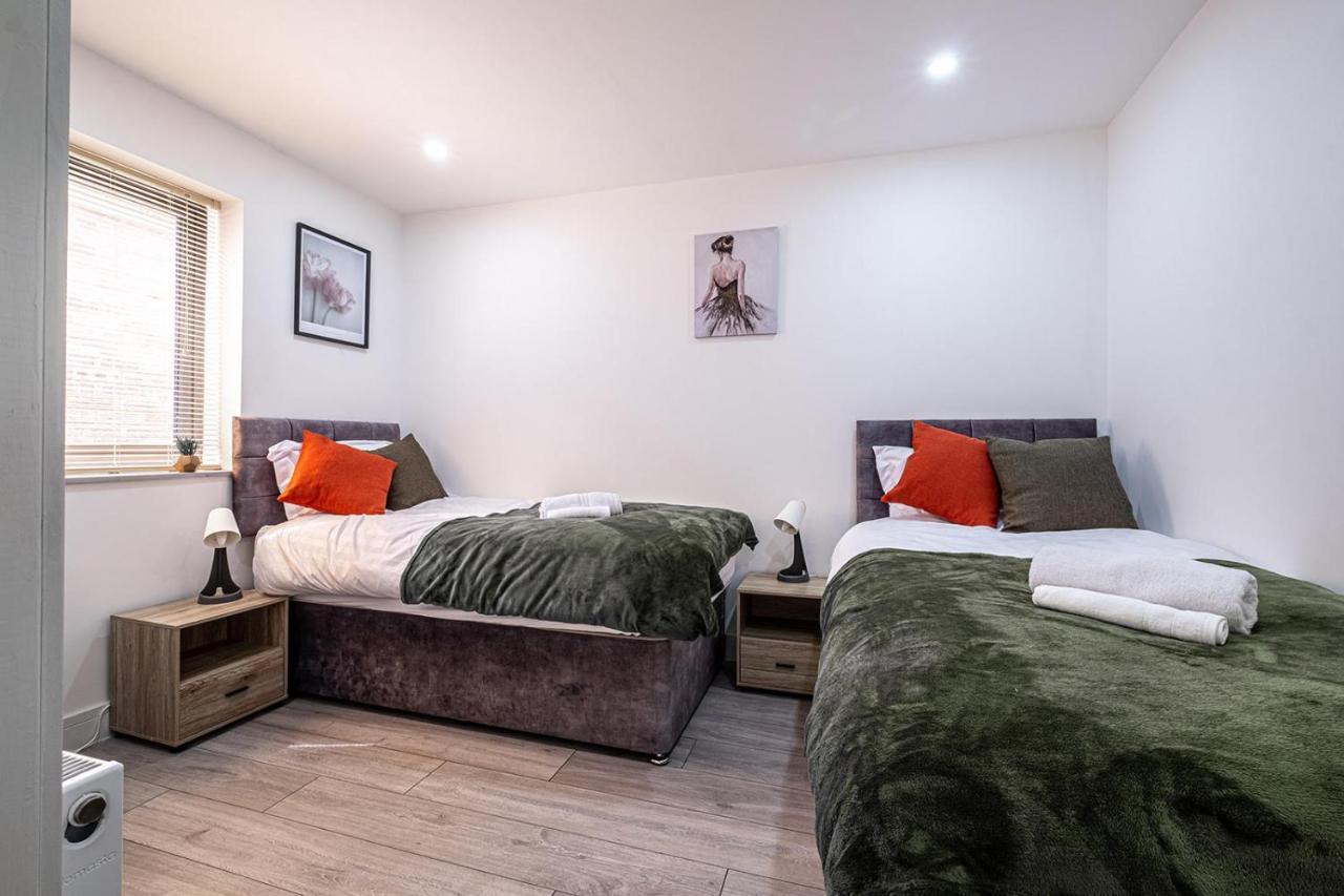 7 Guests - 4 Bedroom - Free Wi-Fi - Kettering Luaran gambar