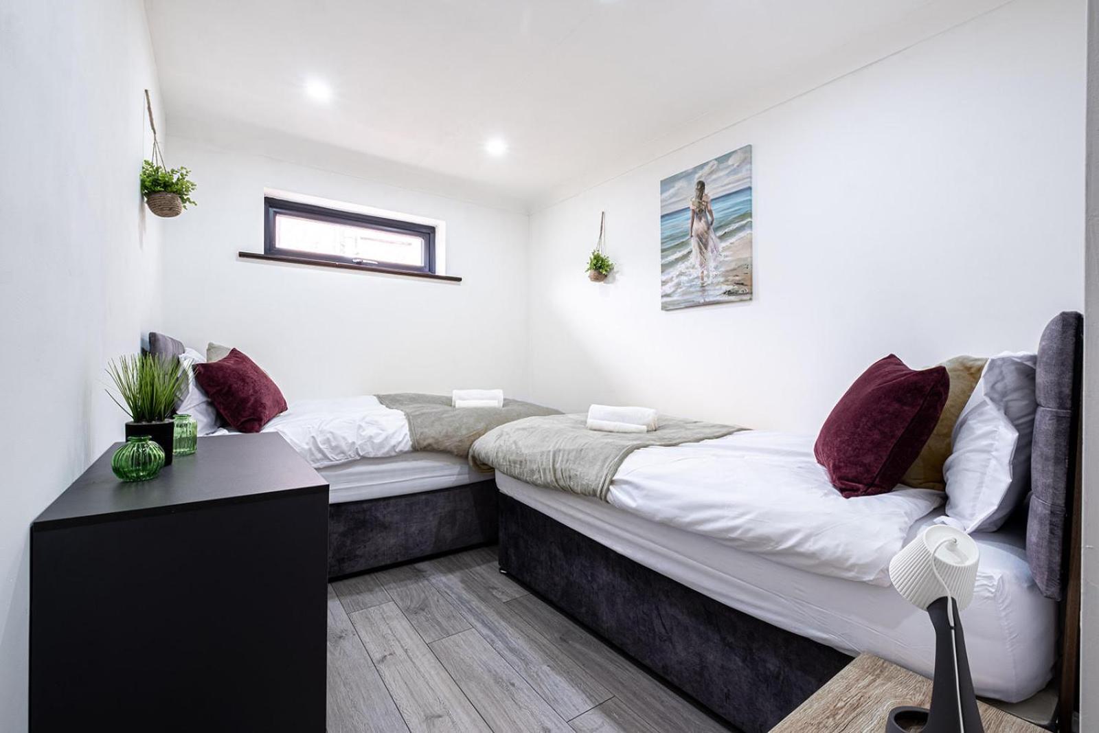 7 Guests - 4 Bedroom - Free Wi-Fi - Kettering Luaran gambar